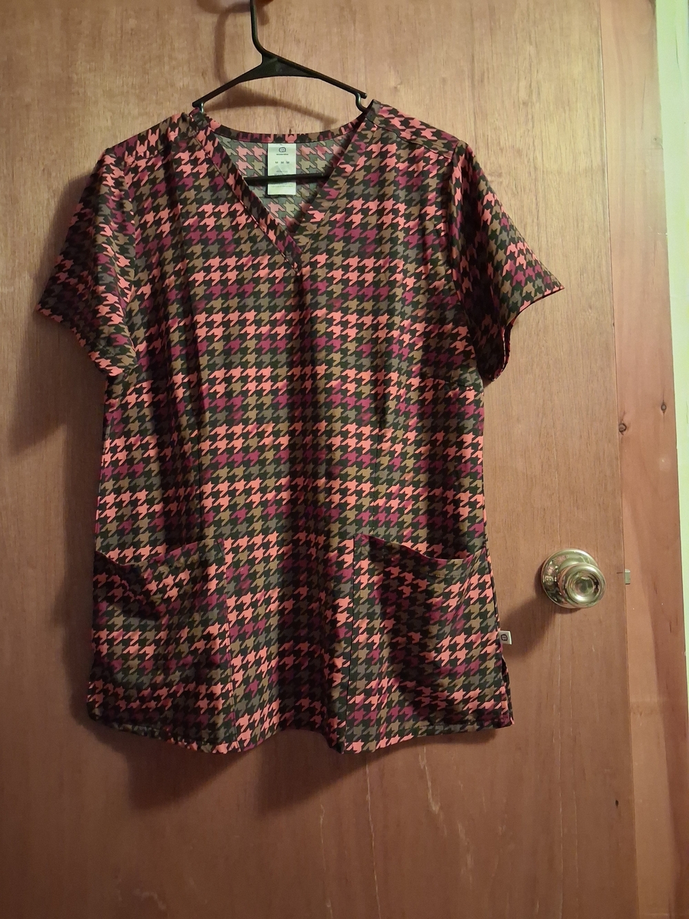 WonderWink ORANGE and Black Houndstooth V-Neck Scrub Top. NWOT